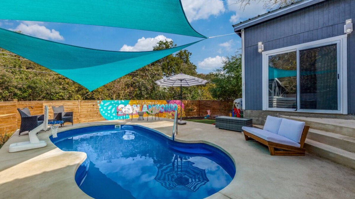 Oak Park - Northwood House | Luxury Modern Home with Heated Pool/Hot Tub, Pool Table, Poker Room & Games