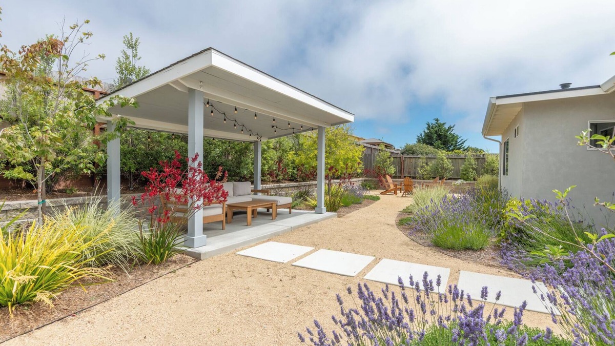 Seaside House | Luxury modern home with backyard and golf simulator!
