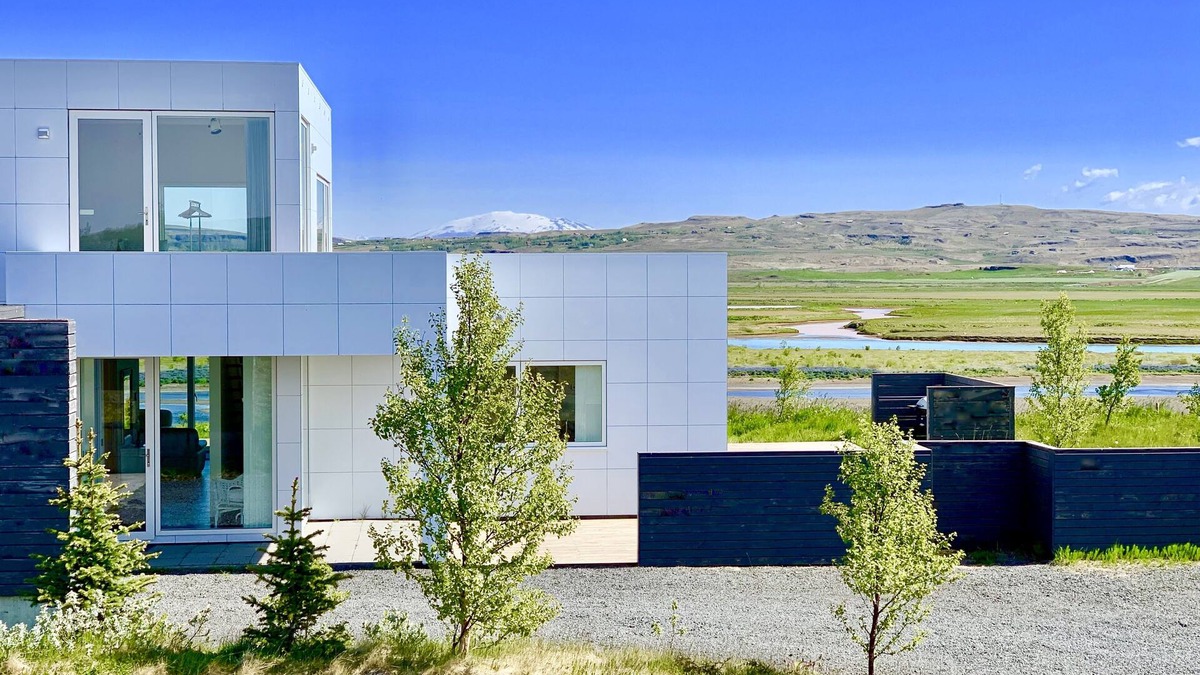 Laugaras Cottage | Luxury, Modern, HotTub with Fantastic River/Mountain View on the Golden Circle