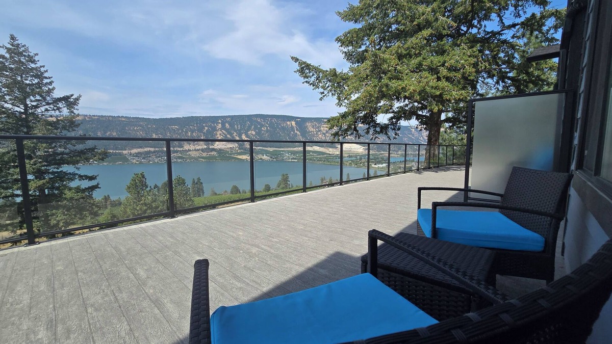 Central Okanagan Apartment | Luxury modern loft. Located on a plateau with stunning views over lakesn