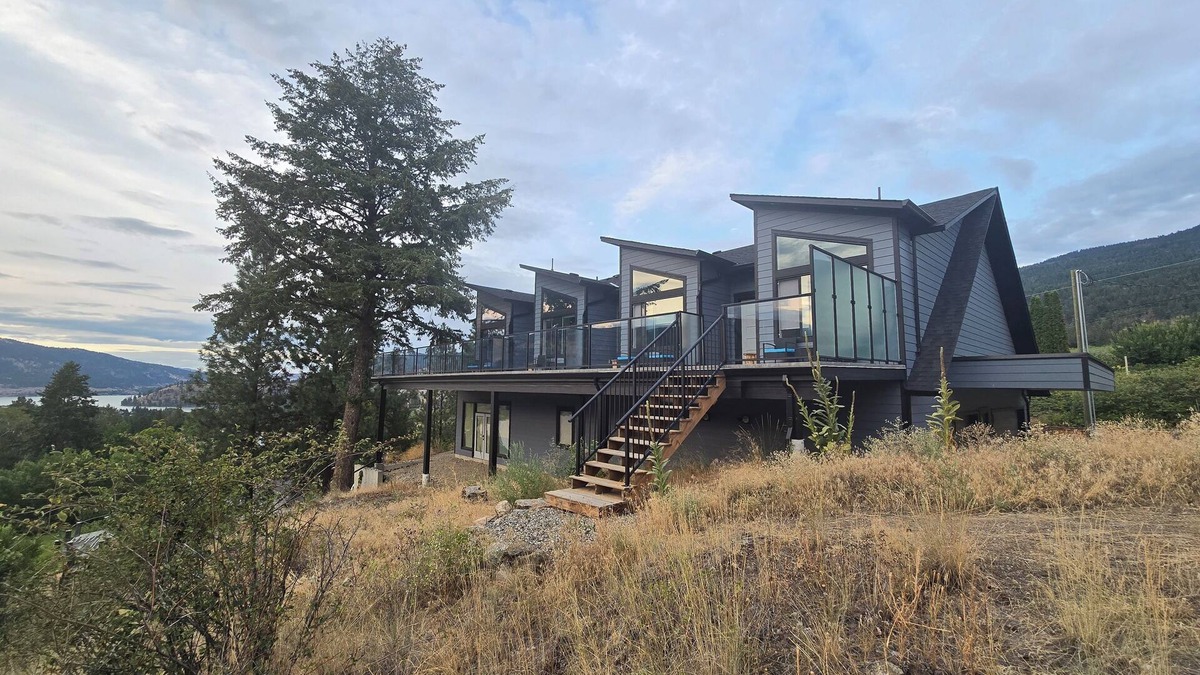 Central Okanagan Apartment | Luxury modern loft. Located on a plateau with stunning views over lakes
