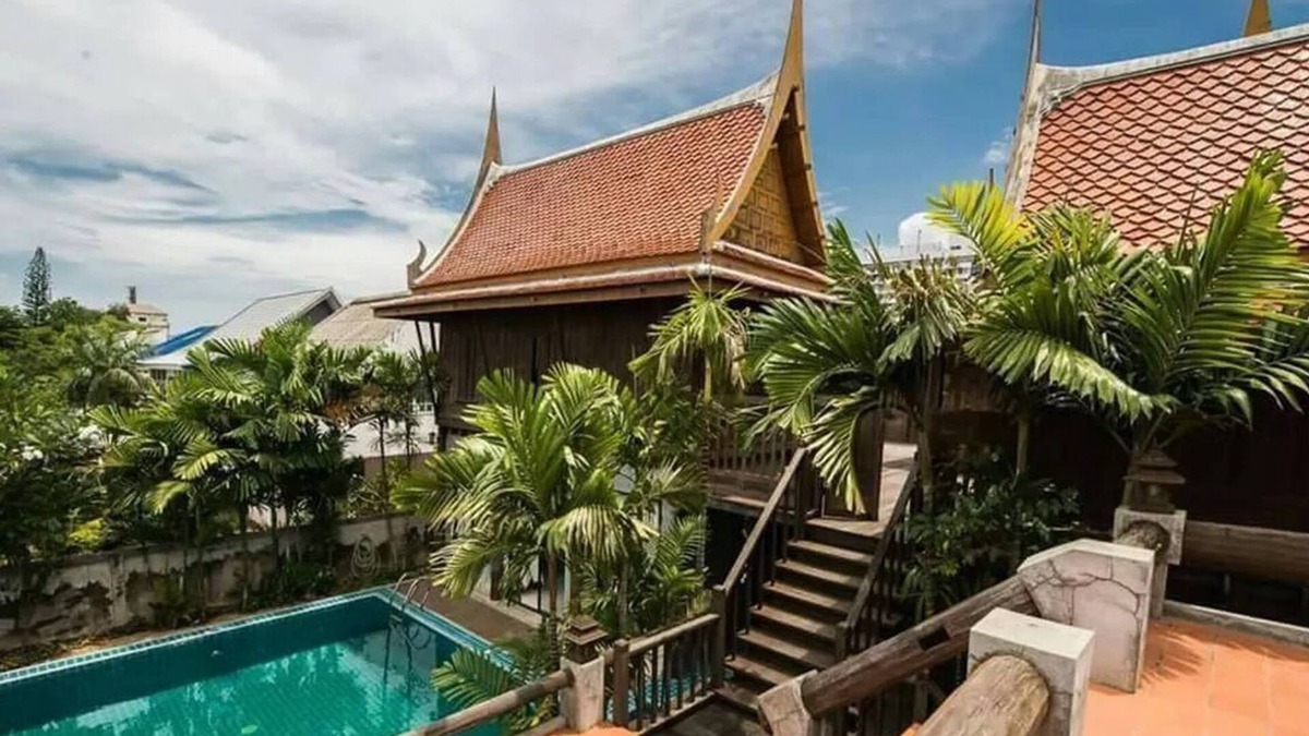 Na Kluea Villa | Luxury Modern Thai Style 5 Bedroom Pool Villa with WiFi and AC in Pattaya