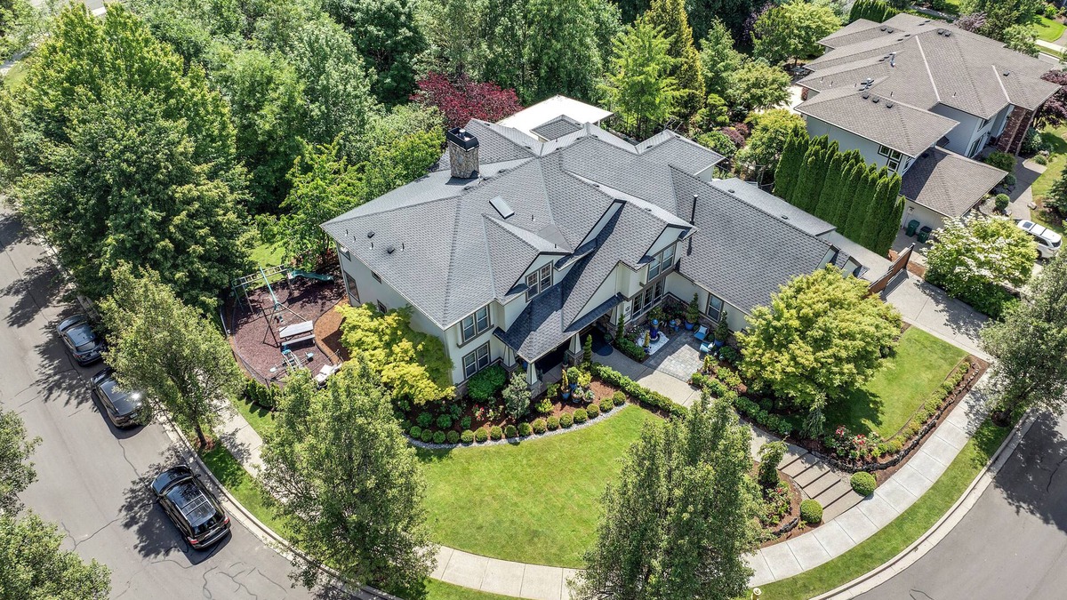 Happy Valley House | Luxury Modern Vacation House
