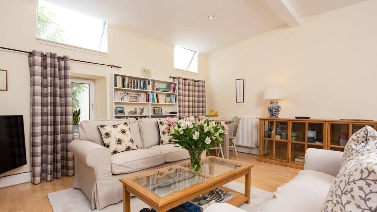 Morningside House | Luxury Morningside Cottage with Patio