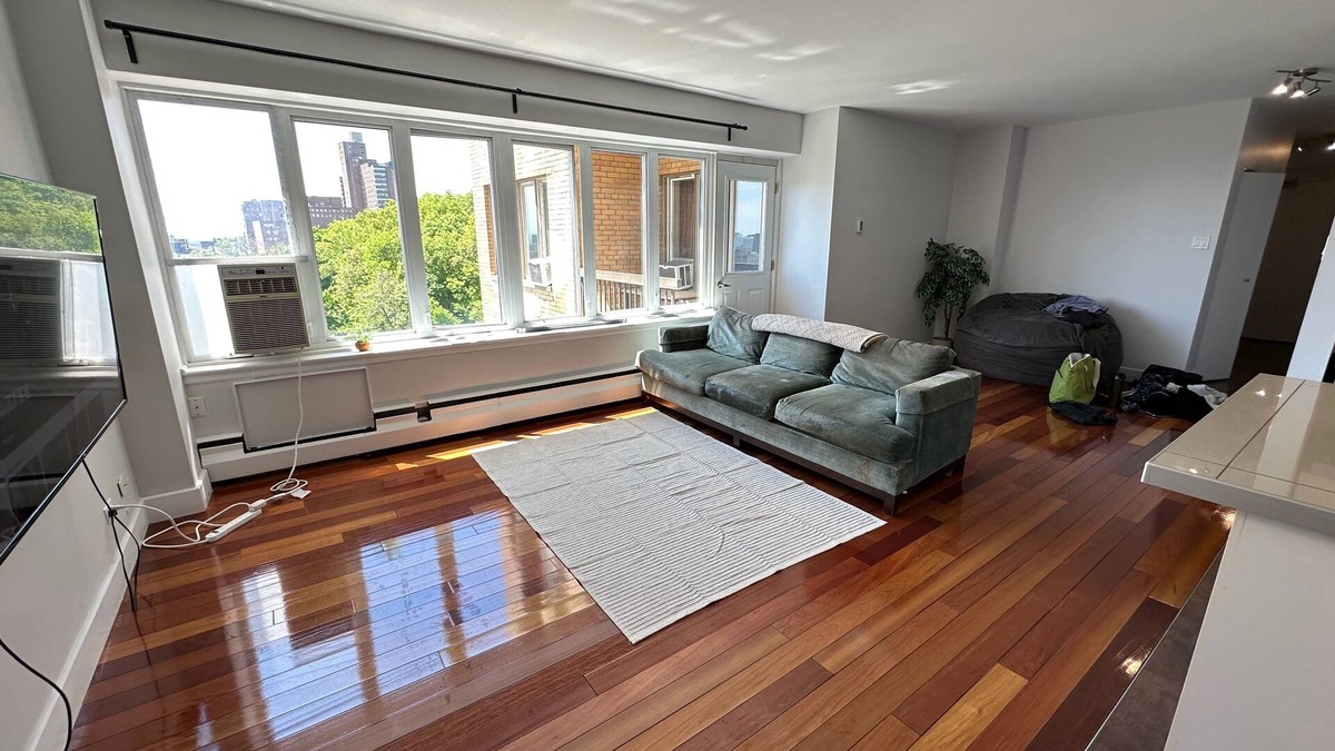 Downtown Montreal Apartment | Luxury Mount Royal Flat at the foot of Peel Steps 2 bed/2 bath