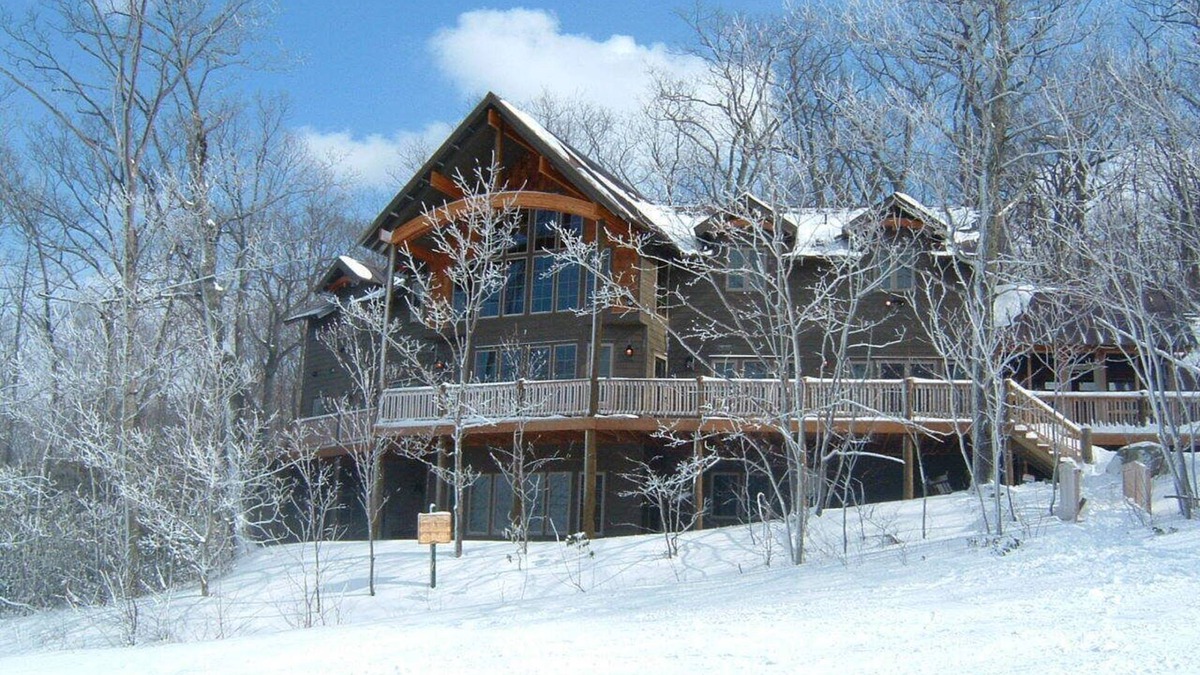 Pedlars Edge Ski Chalet | Luxury mountain home Ski- in-Ski out