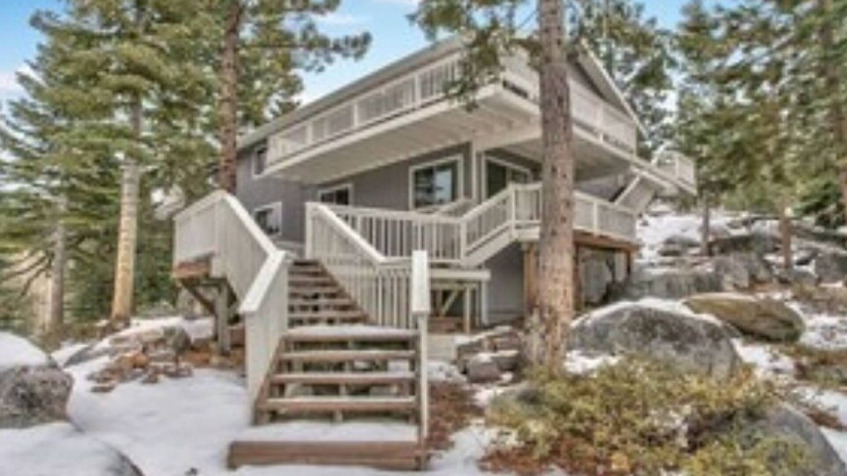 Upper Kingsbury House | LUXURY MOUNTAIN HOME -Ideal for families- RARE FIND- Sleeps 10