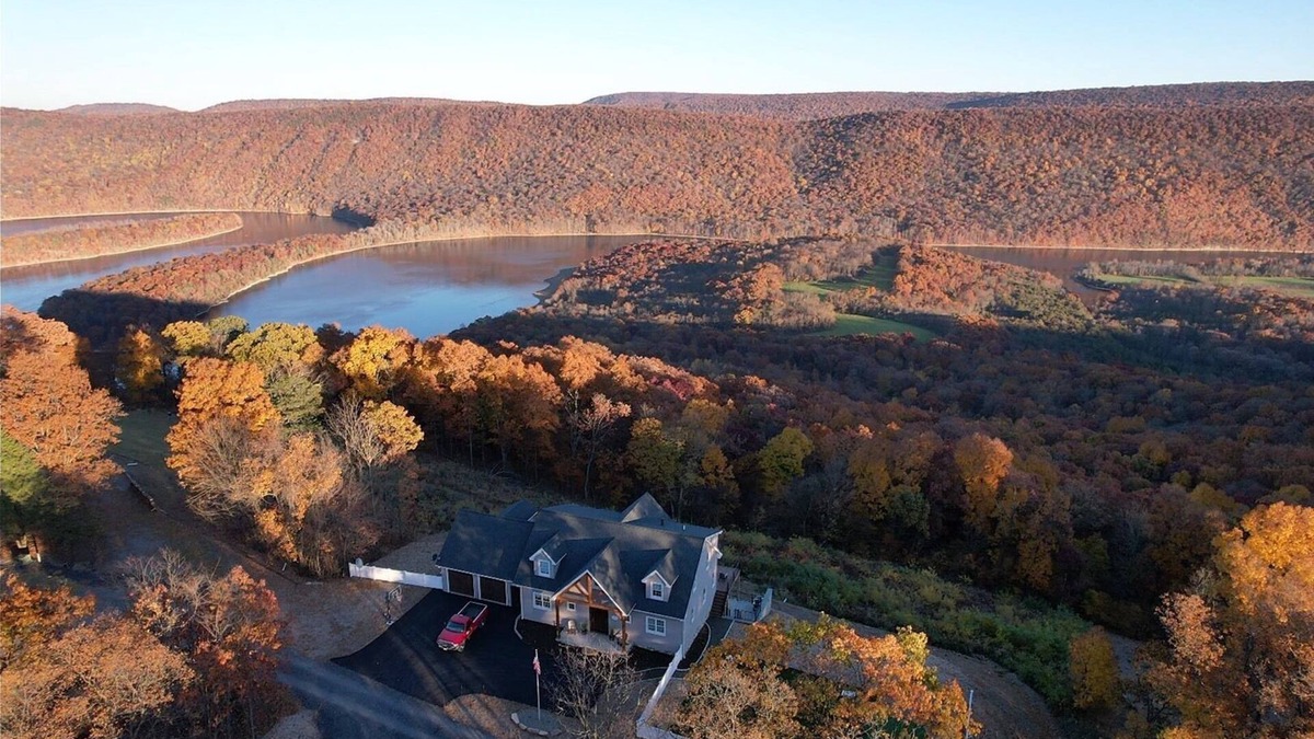James Creek Cabin | Luxury Mountain Lake Home! Mt.topView!Hot Tub,FirePit,Putting Green,Pickleball
