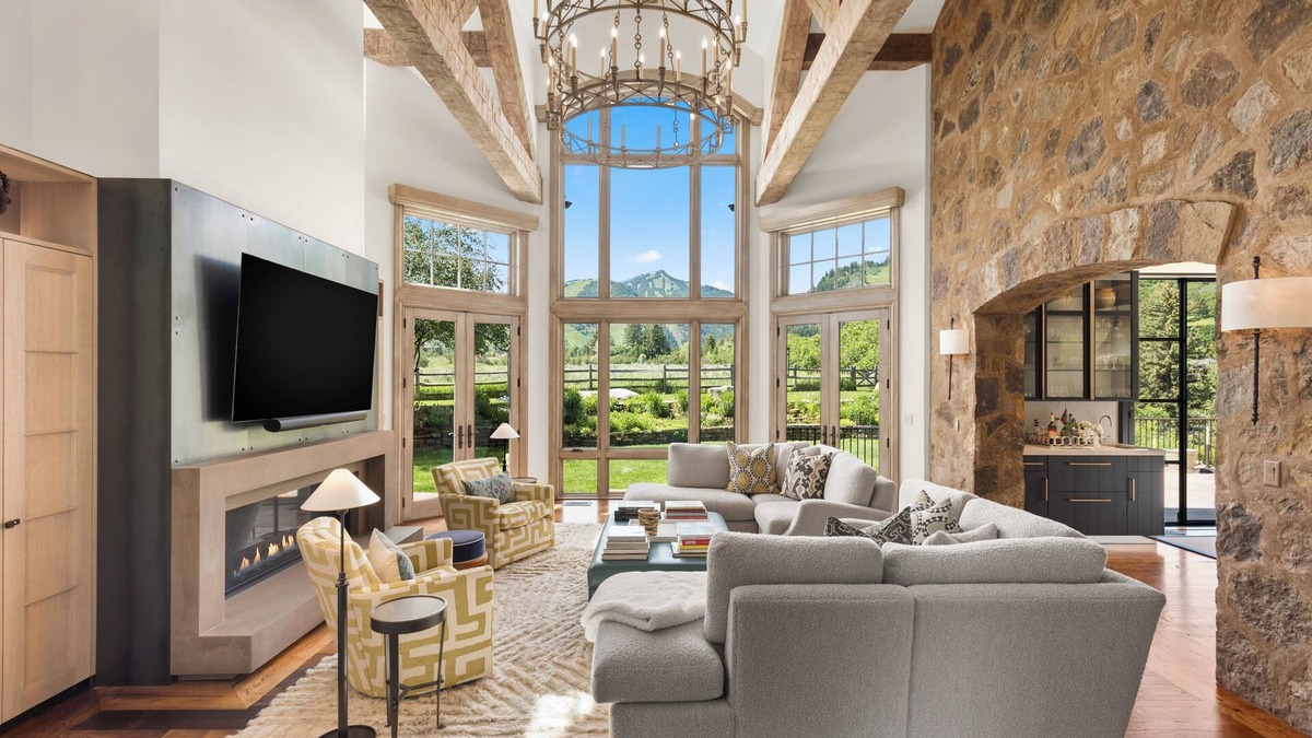 Aspen House | Luxury Mountain Retreat with Breathtaking Views and Expansive Backyard