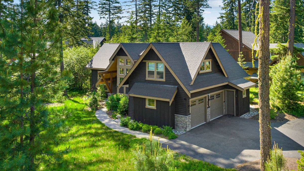 Cle Elum Cabin | Luxury mountain stay with hot tub, firepit, EV charger & game room