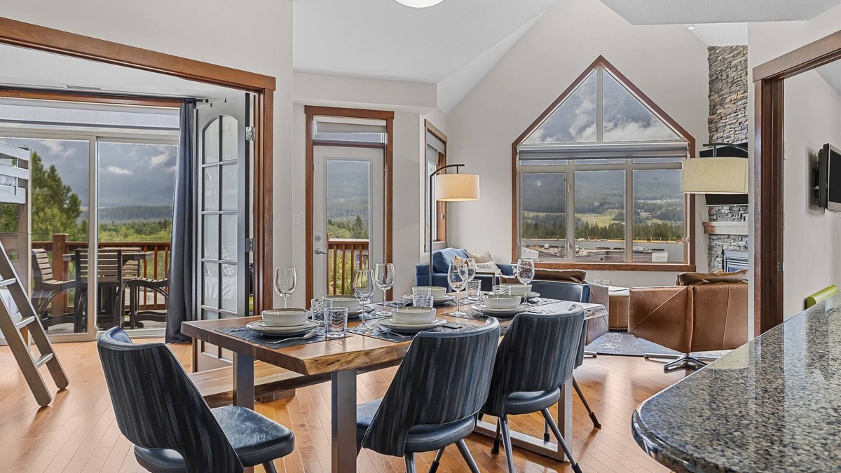 Canmore Condo | Luxury Mountain View Penthouse - Sleeps 8 | Resort Perks!