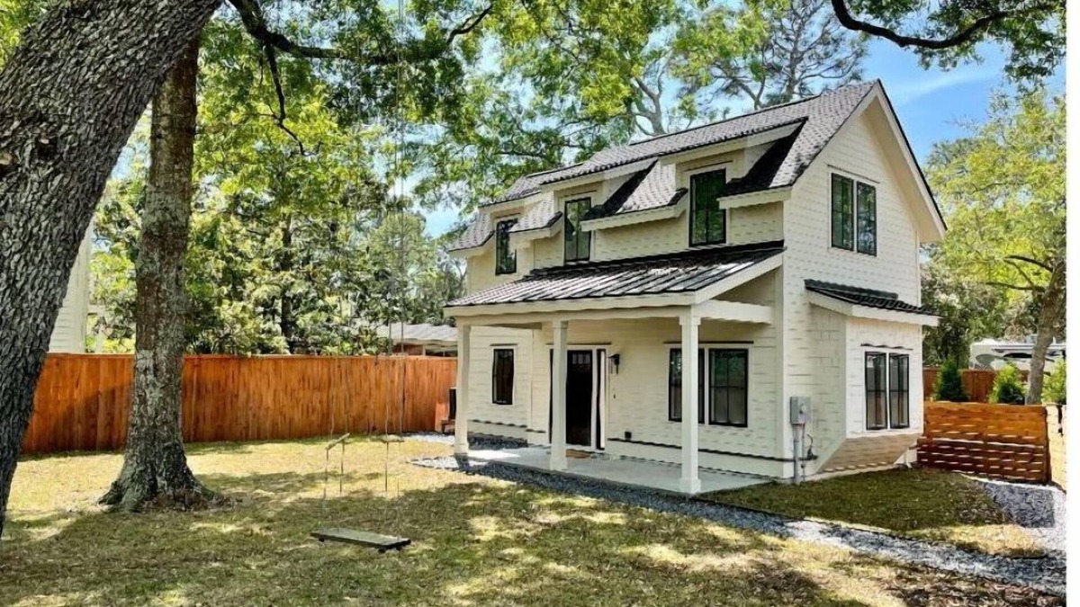 Old Village House | Luxury Mt. Pleasant Retreat: Pool, Oaks & Guest Cottage Near Beach & Downtown