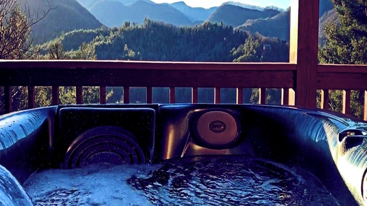 Hiawassee Cabin | Luxury MtnTop Gated Home with AWESOME VIEWS Private AND convenient