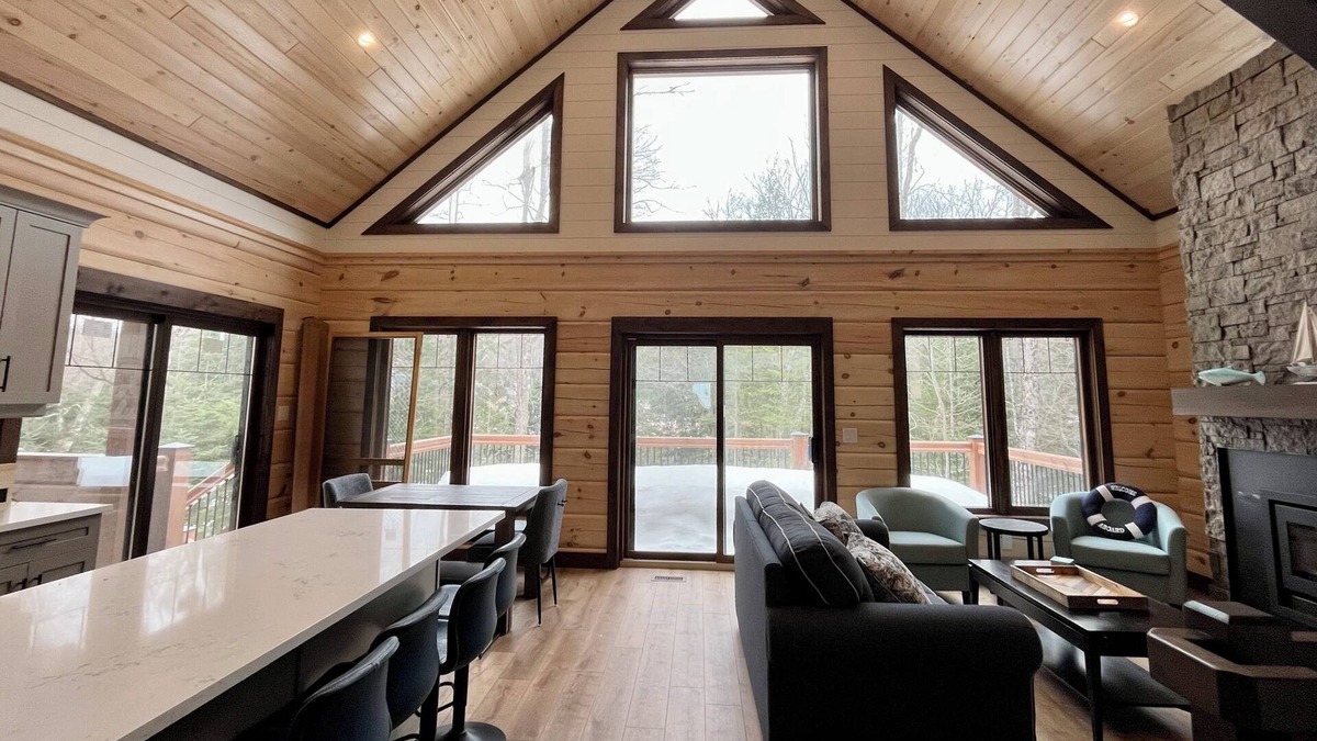 Bracebridge Cottage | Luxury Muskoka River Log Cabin
