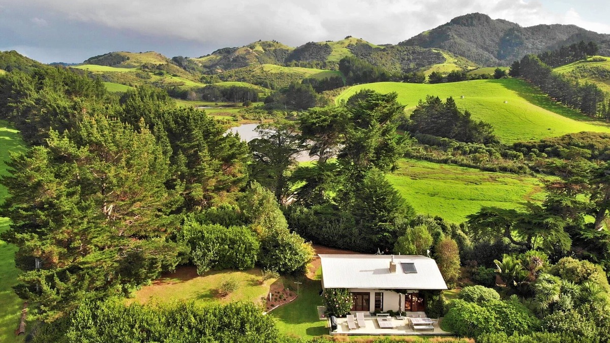 Pataua Cottage | Luxury Nature Retreat with Sea View - Tahi