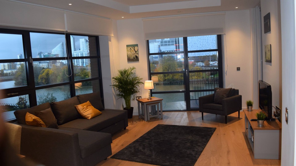 Docklands Apartment | Luxury New and Spacious 3 Bedroom, 2 Bathroom, Riverside Apt, Canary Wharf, E14