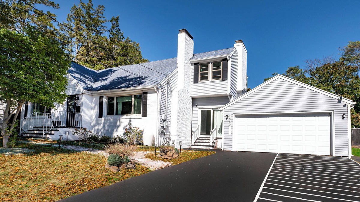 East Shore House | Luxury New Haven Retreat Private Pool, Gym, Cinema Near Yale & Beaches