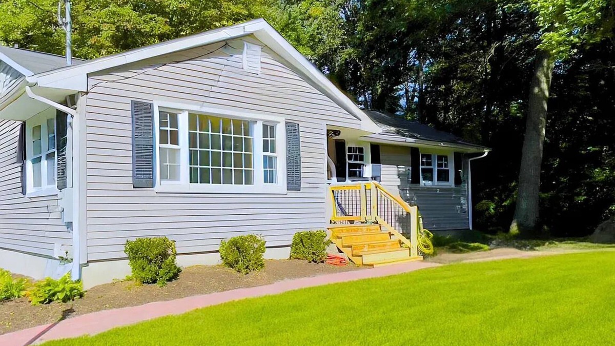 Montville House | Luxury, New, Quiet - King Beds, 5 minutes to Mohegan Sun