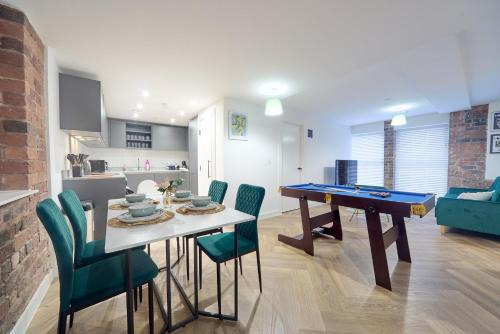 The Westside Apartment | Luxury Nostalgic City Centre Stay with Pool Table, Netflix, Sofa bed, Sleeps 6, Nostalgia Stays