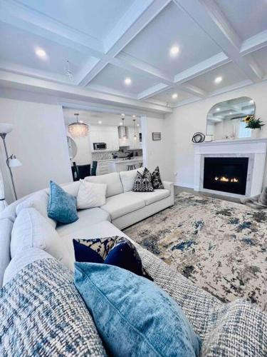Oakville House | Luxury Oakville Home, Hot Tub, Fireplace, New Home