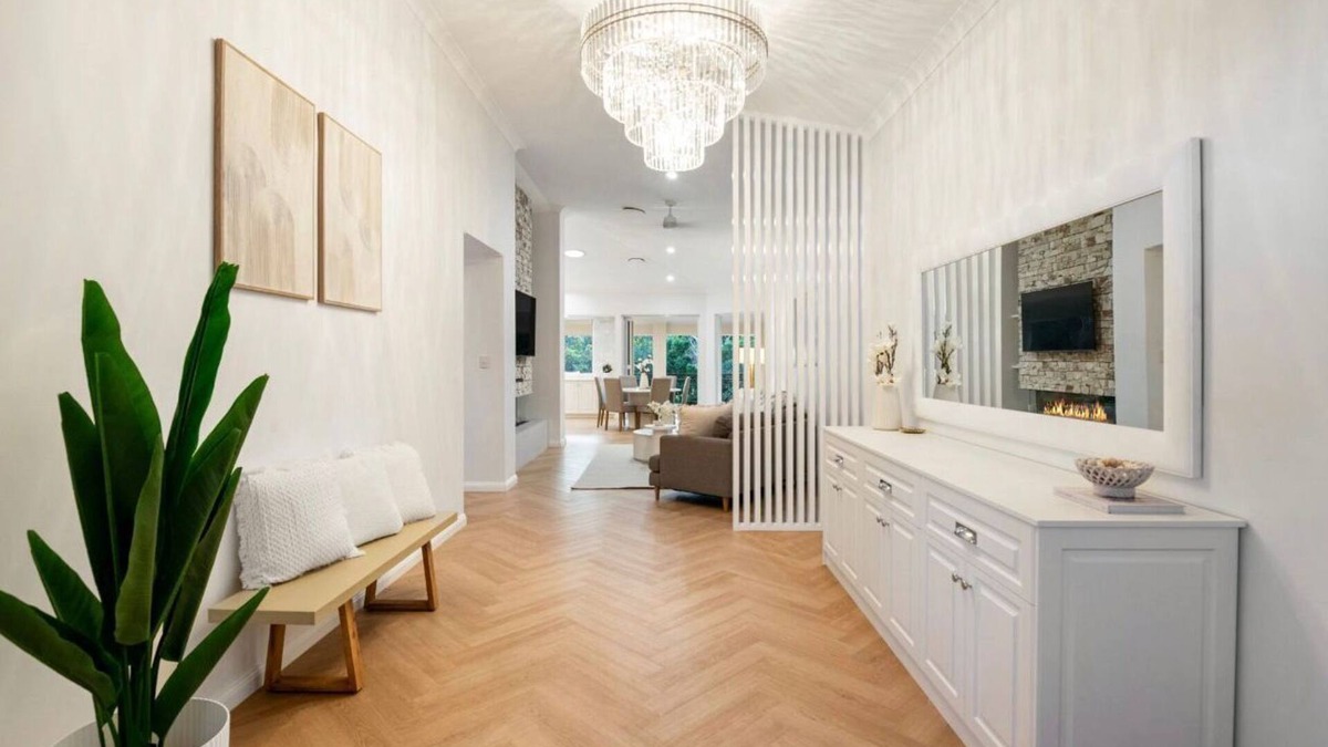 Carindale House | Luxury Oasis in Carindale - Relax, Unwind & Enjoy! Pool, Wifi, AC & Chef Kitchen