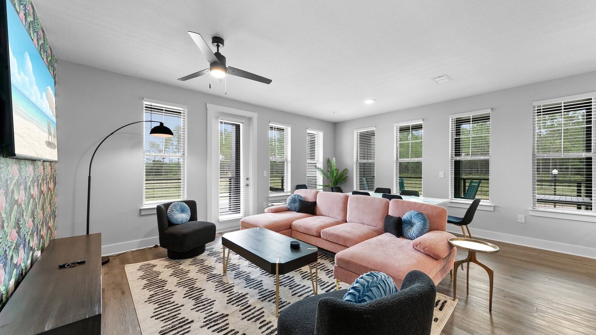 Southside Apartment | Luxury Oasis: Posh 3BR/2BA with Pool & Gym