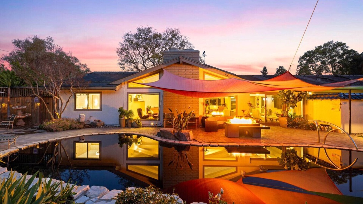 Mount Helix House | Luxury Oasis with Pool & Pergola Dining