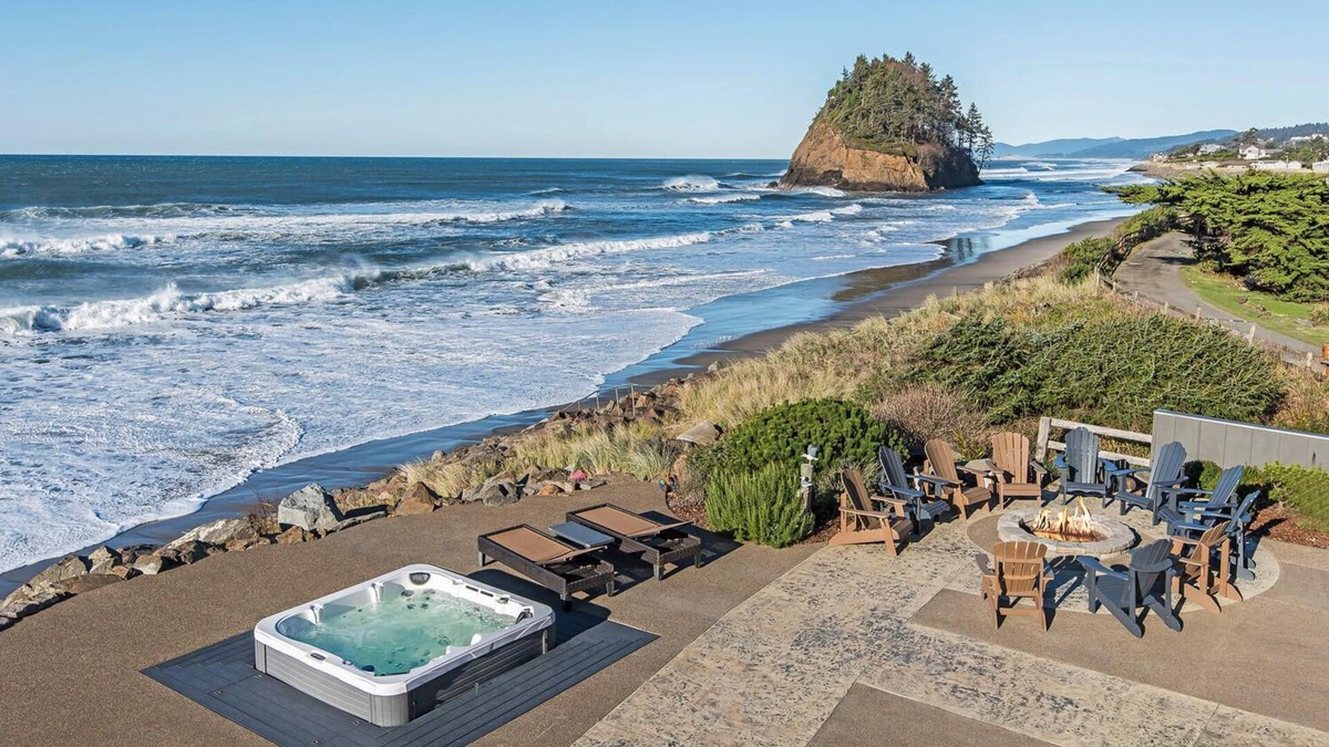 Neskowin House | Luxury Ocean Front. 9 Bdrm, 7 bth. 7400 sq/ft. Theater room, game rm, hot tub