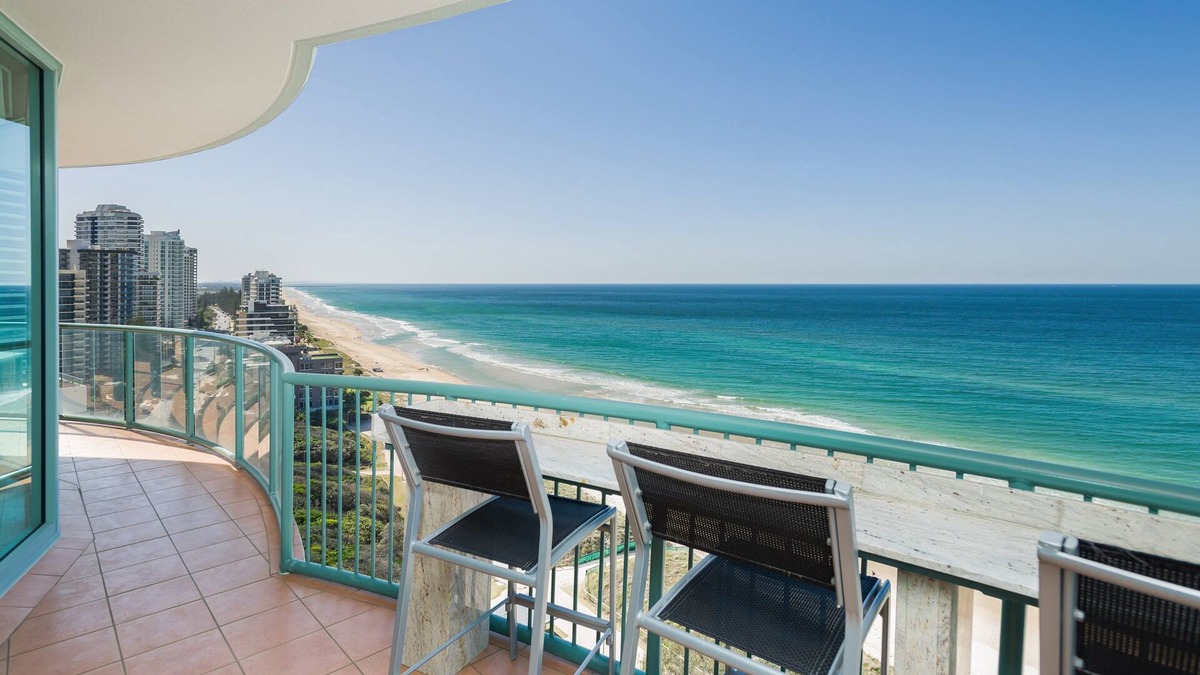 Main Beach Apartment | Luxury Oceanfront 3 Bedroom Platinum Sub-Penthouse