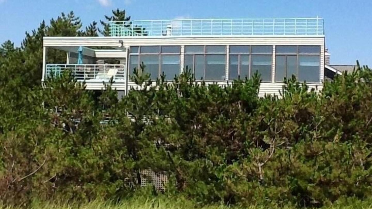 Harvey Cedars House | Luxury oceanfront home with hot tub and baby grand piano.