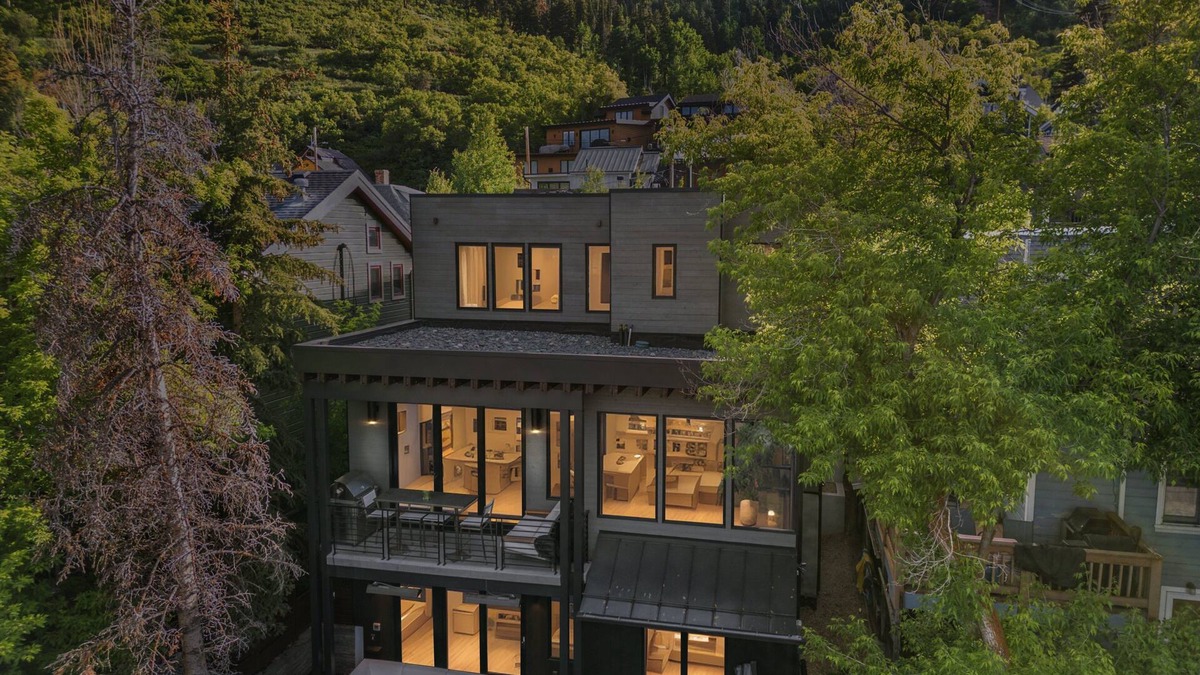 Downtown Park City House | Luxury Old Town Retreat, Ski Access, Hot Tub, Fire Pit, Steps to Main Street, Sleeps 8
