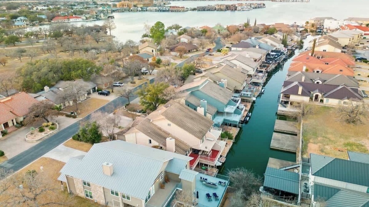 Horseshoe Bay House | Luxury on Lake LBJ-Sleeps 14 | Firepit | Boat Slip