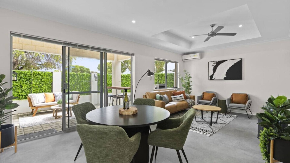 Nollamara House | Luxury on Lewes - 3BR | Free Wi-Fi