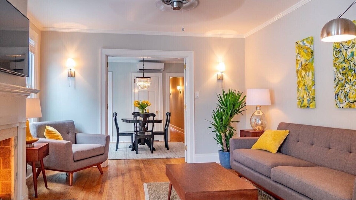 Richmond Apartment | Luxury On Main/East
