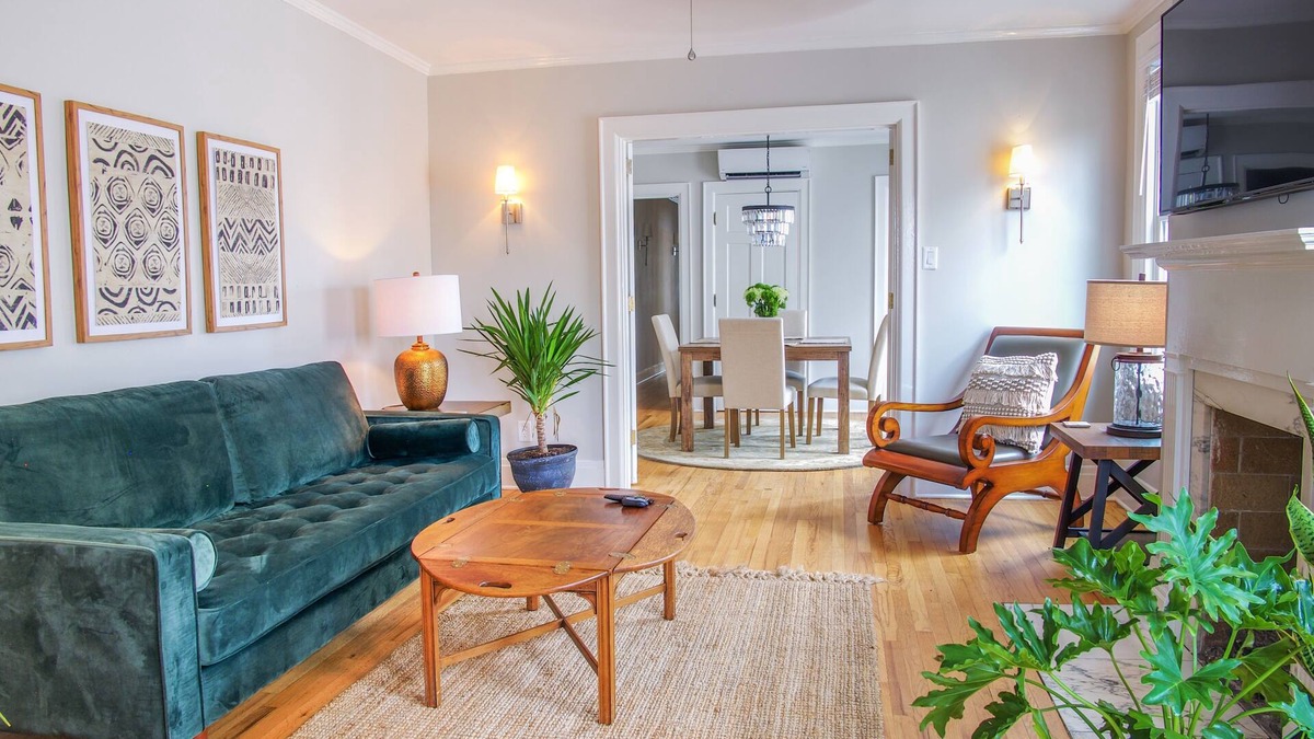 Richmond Apartment | Luxury on Main/West
