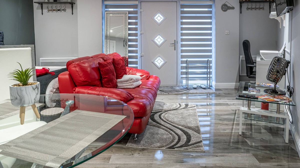 Walsall House | Luxury one bedroom guesthouse M6, JUNCTION 10