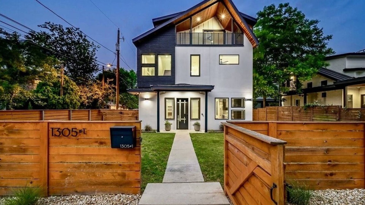Chestnut House | Luxury pad close to everything! 5min to Moody, 6th, & Rainey