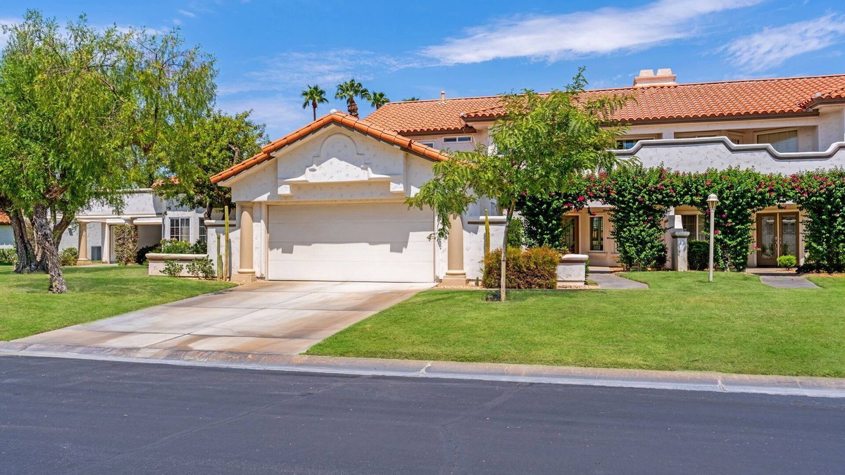 Palm Desert Condo | Luxury Palm Desert Condo: Pool & Mountain Views