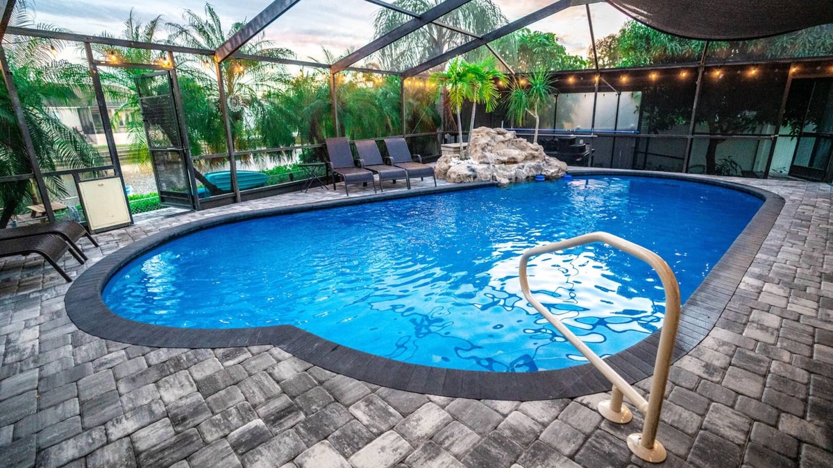 Apollo Beach House | Luxury Palm Tree Two/3 KING BEDS, Put Put golf, HEATED pool, 7 person hot tub