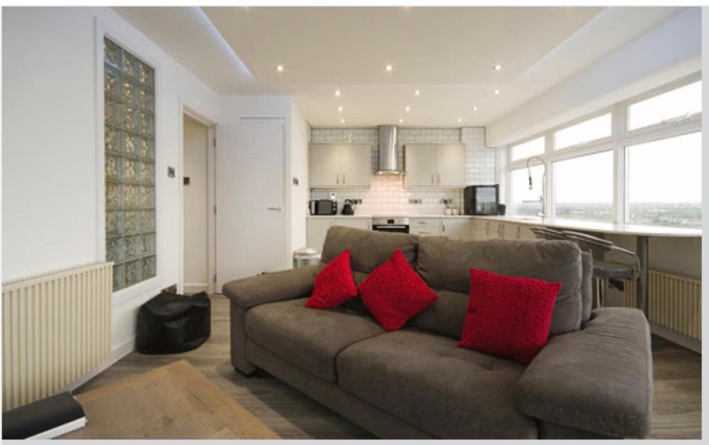 Swindon Apartment | Luxury Panoramic Balcony Swindon Central