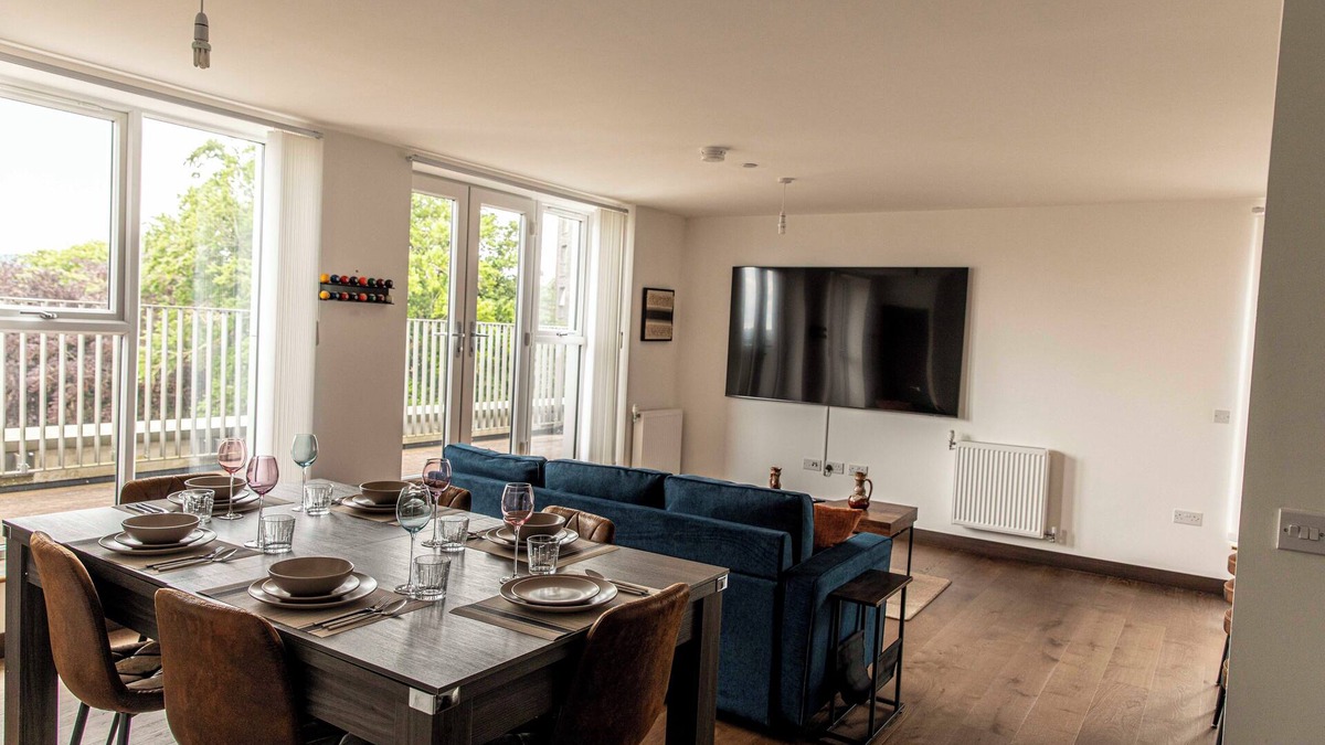 Maidstone Apartment | Luxury Penthouse 3 bedroom apartment with parking, 85inc TV and pool table