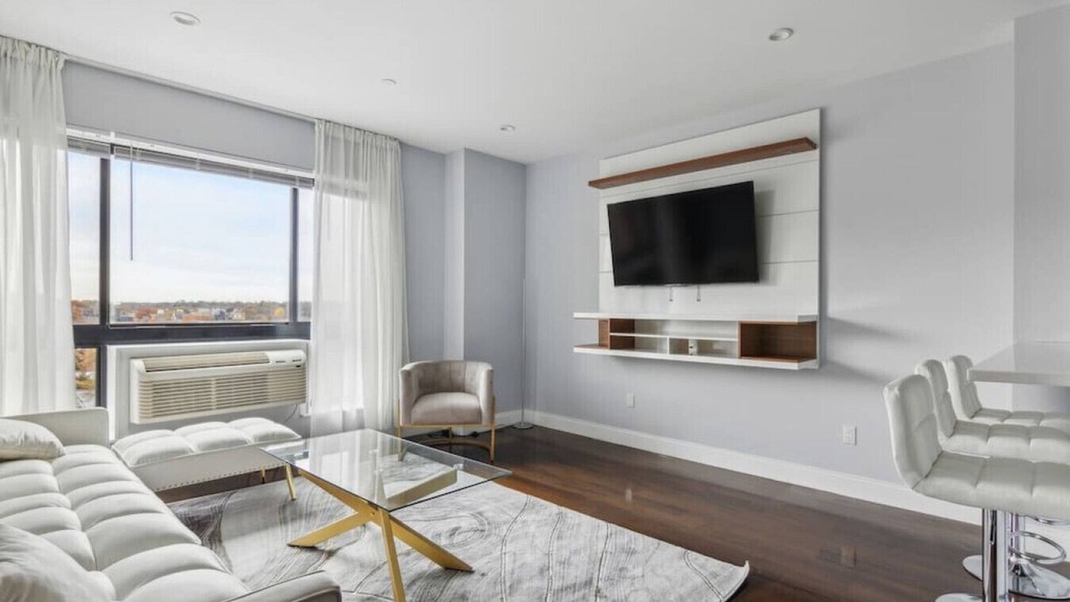 Southeast Yonkers Apartment | Luxury Penthouse Suite NYC! Parking+Gym+GameRoom!