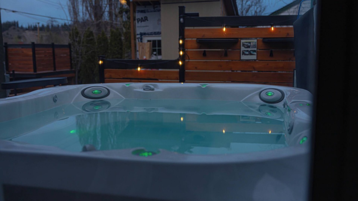 Prince George House | Luxury pet friendly estate w/hot tub and heated pool in the heart of the city