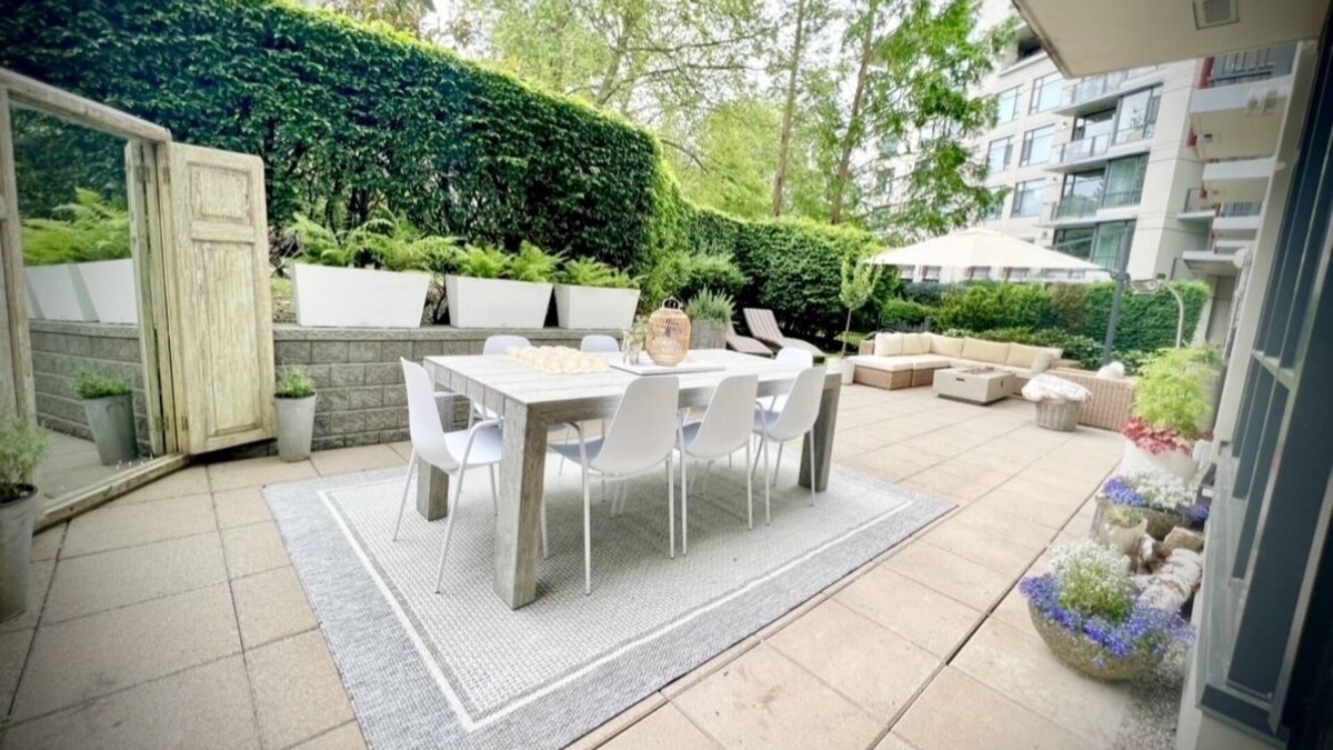 West Side Condo | Luxury Pet Friendly Condo with Gym, Pool, Hottub, Steam, & Massive Outdoor Space