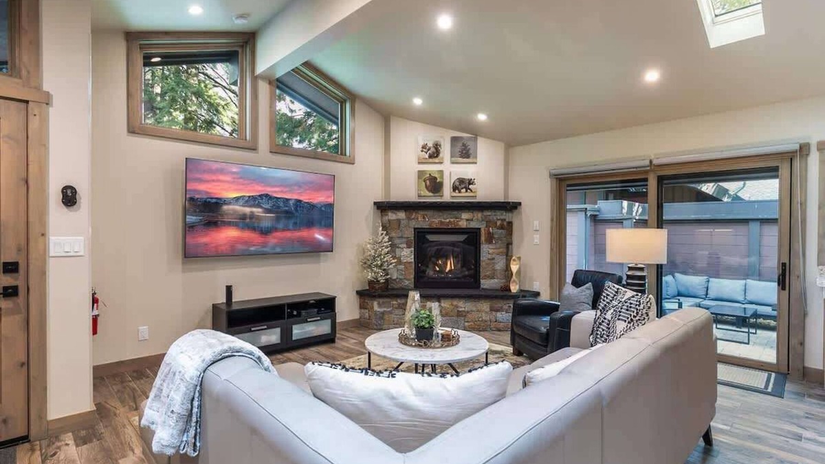 Tahoe Sierra Estates House | Luxury|Pier|Bouys|Pickleball|Walk to town
