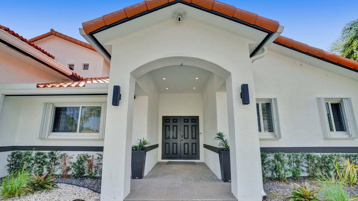 Pompano Isles House | Luxury Pompano Palace Pool And Private Yacht Dock