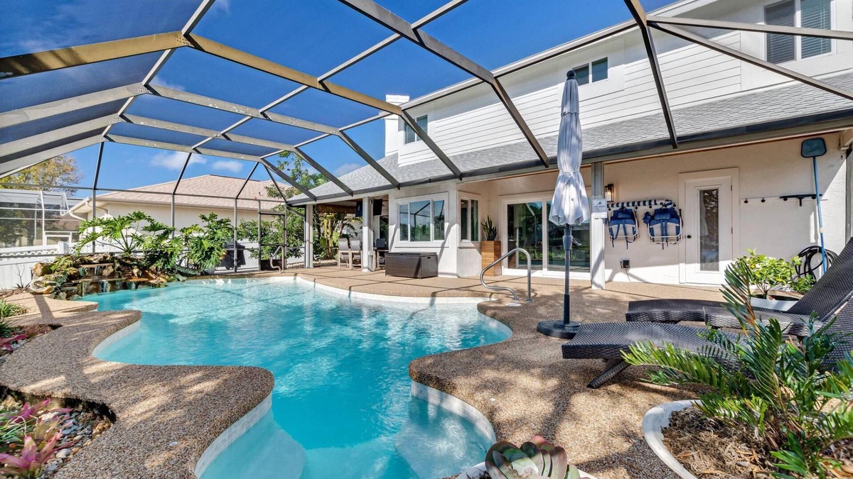 Palm Harbor House | Luxury Pool Home | Boat Dock | Canal Home | Recently Updated | Close to Golf | WIFI | Heated Pool