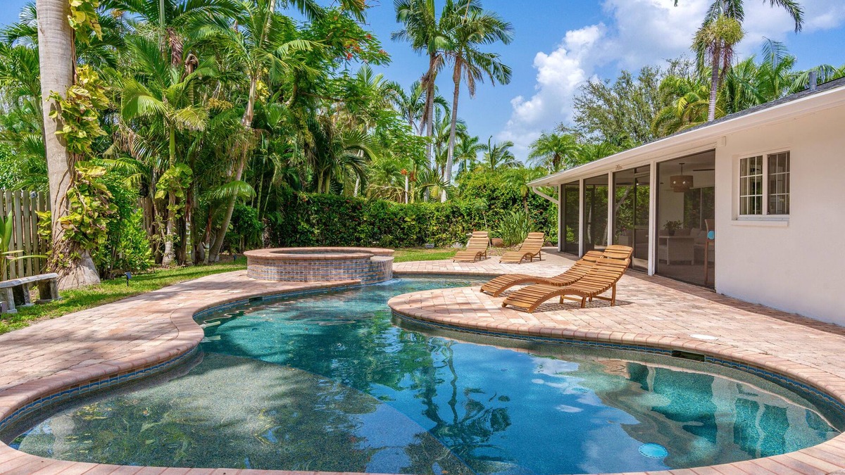 McGregor House | Luxury Pool & Spa Home near Beachs and Downtown. Enjoy fruit trees on property.