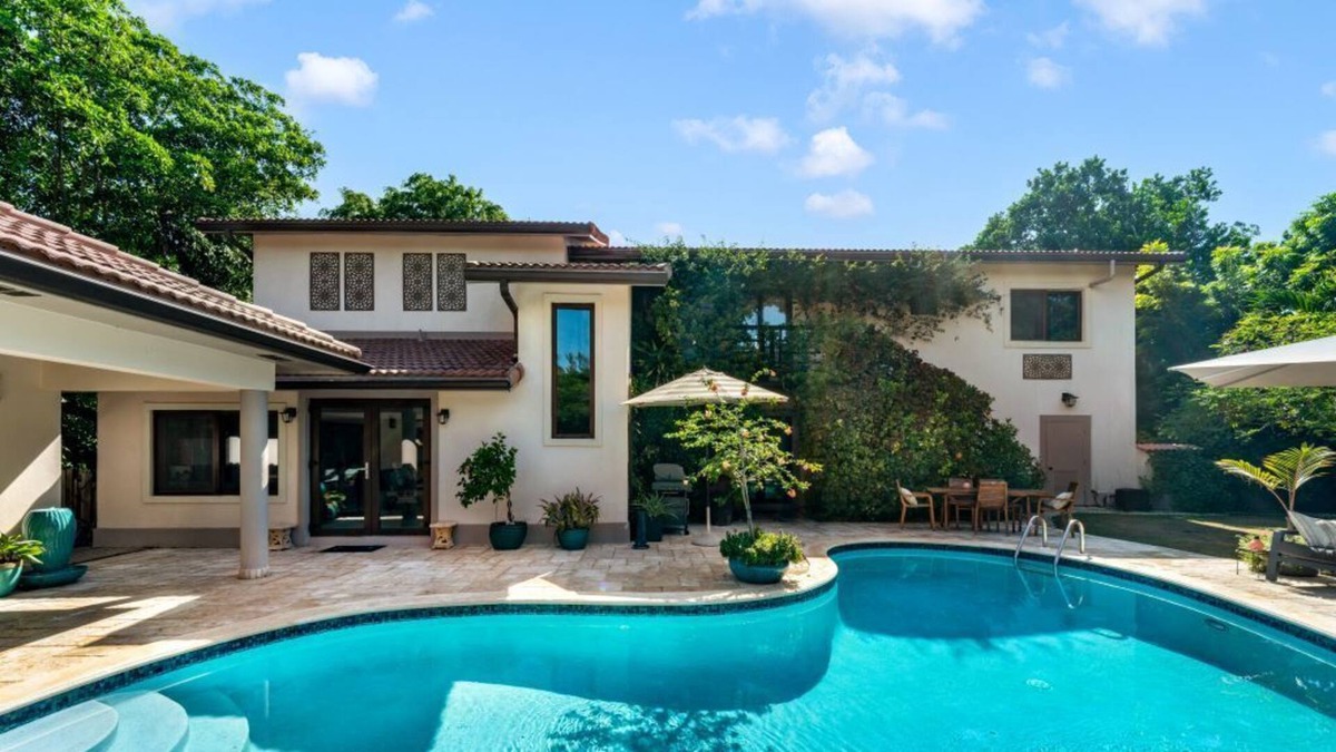Savannah House | Luxury, Private Home with Pool & Gym, 800 ft to Spotts Beach