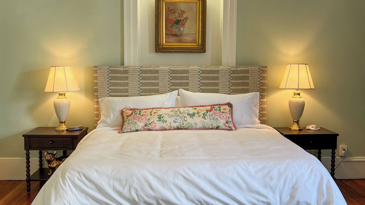 Athens Hotel | Luxury Private Suite in Boutique Historic Inn The Athenian -Downtown Location